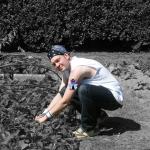 Pierrick dans jardin Sophie avec tatouage